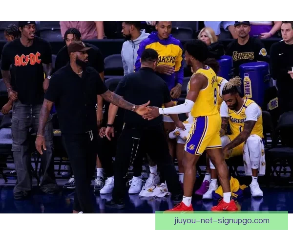 勒布朗三双领衔湖人轻取奇才三连胜里夫斯高效布朗尼首秀亮眼