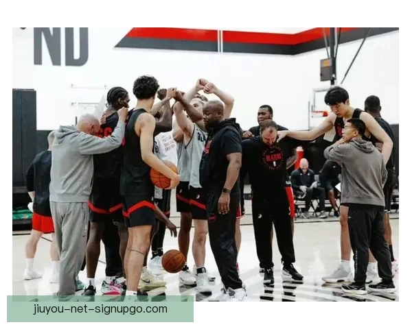 开拓者全家福大合照：杨瀚森C位领衔，利拉德昔日位置成回忆